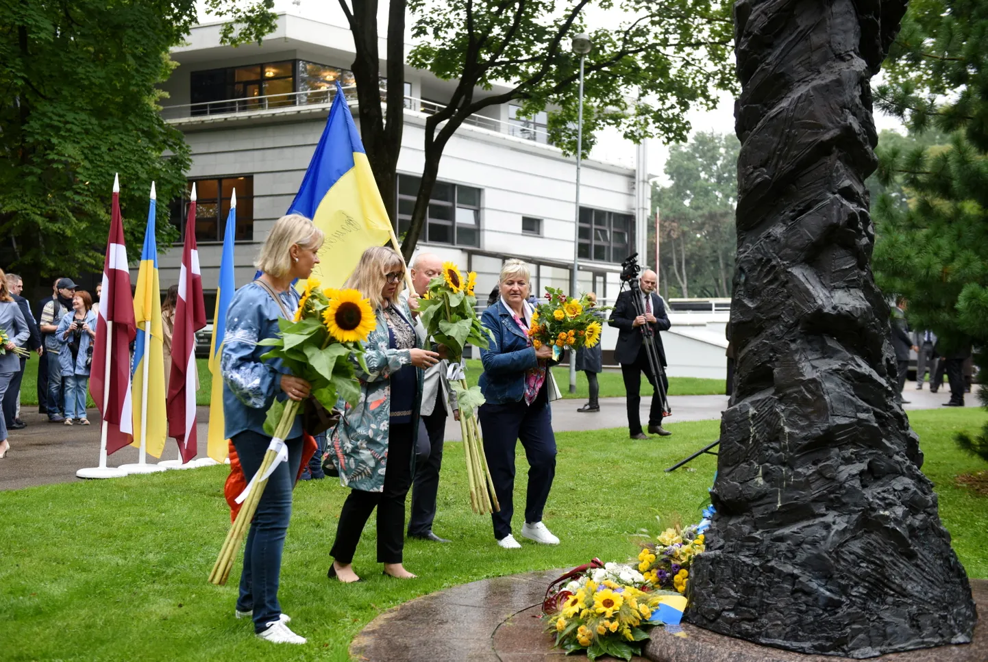 Cilvēki noliek ziedus Kronvalda parkā pie ukraiņu dzejnieka Tarasa Ševčenko pieminekļa par godu Ukrainas Neatkarības dienai