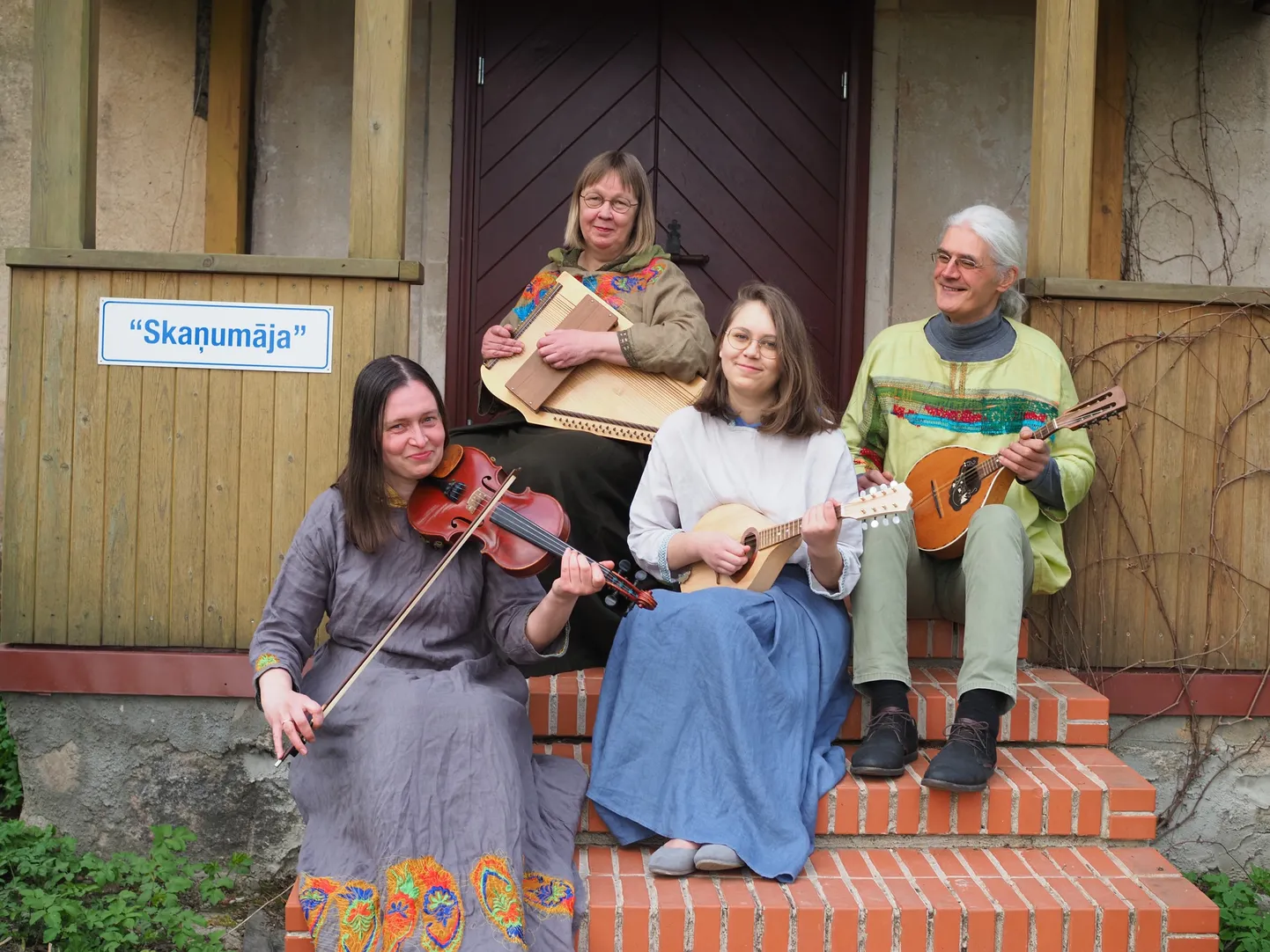 "Skaņumājas" muzikanti pie savas mājas