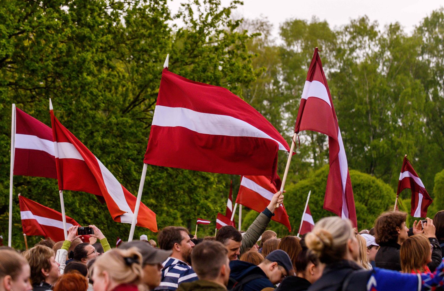 Läti lipud.