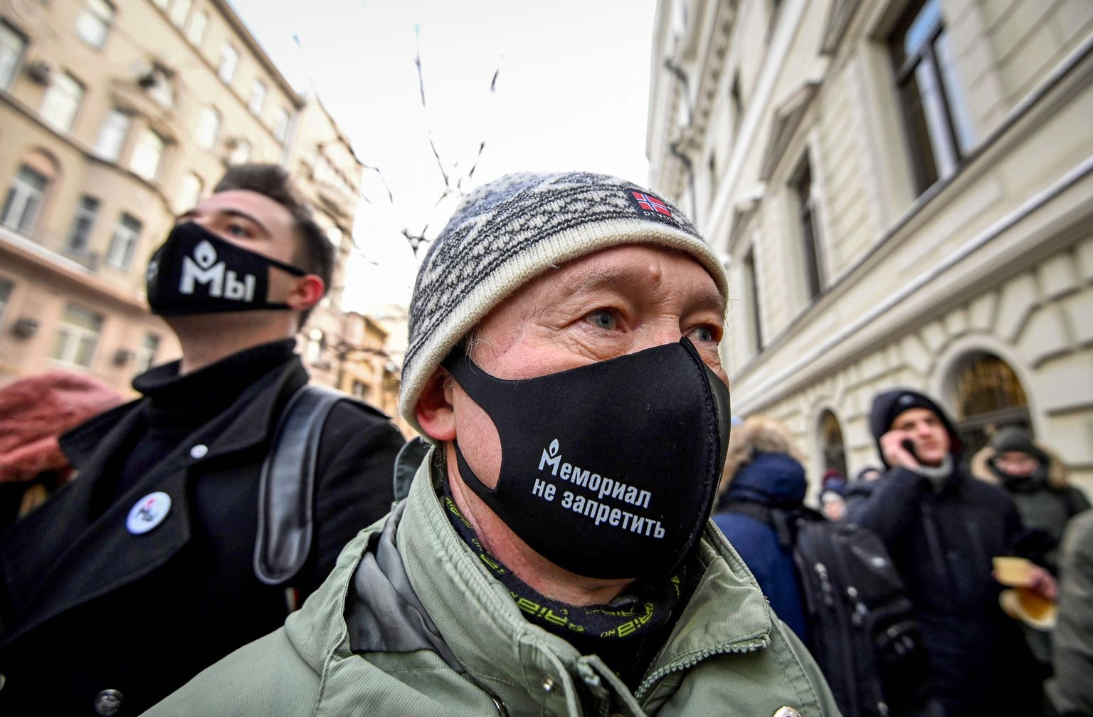 Sel pildil kannavad Vene inimõigusrühmituse Memorial Internationali toetajad maske Vene ülemkohtu ees pärast prokuröri nõuet saata Memorial International laiali välisagentide seaduse rikkumise pärast. 2022. aastal sai Memorial Nobeli rahupreemia.