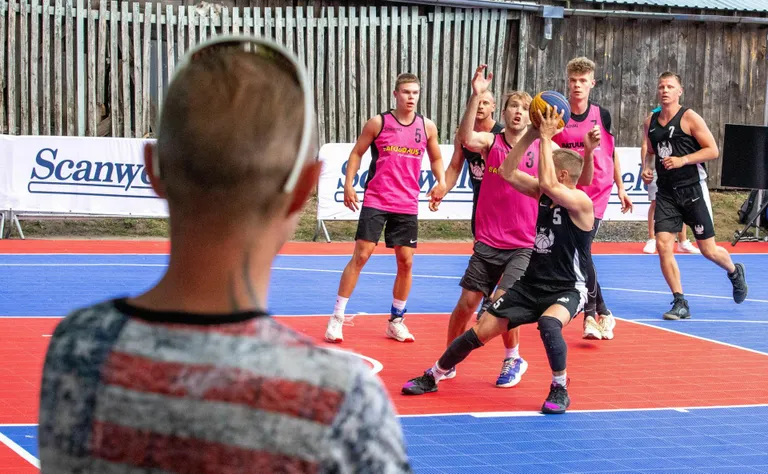Mustades särkides Pärnu sats BC Raeküla on enne viimast etappi sarja liider.