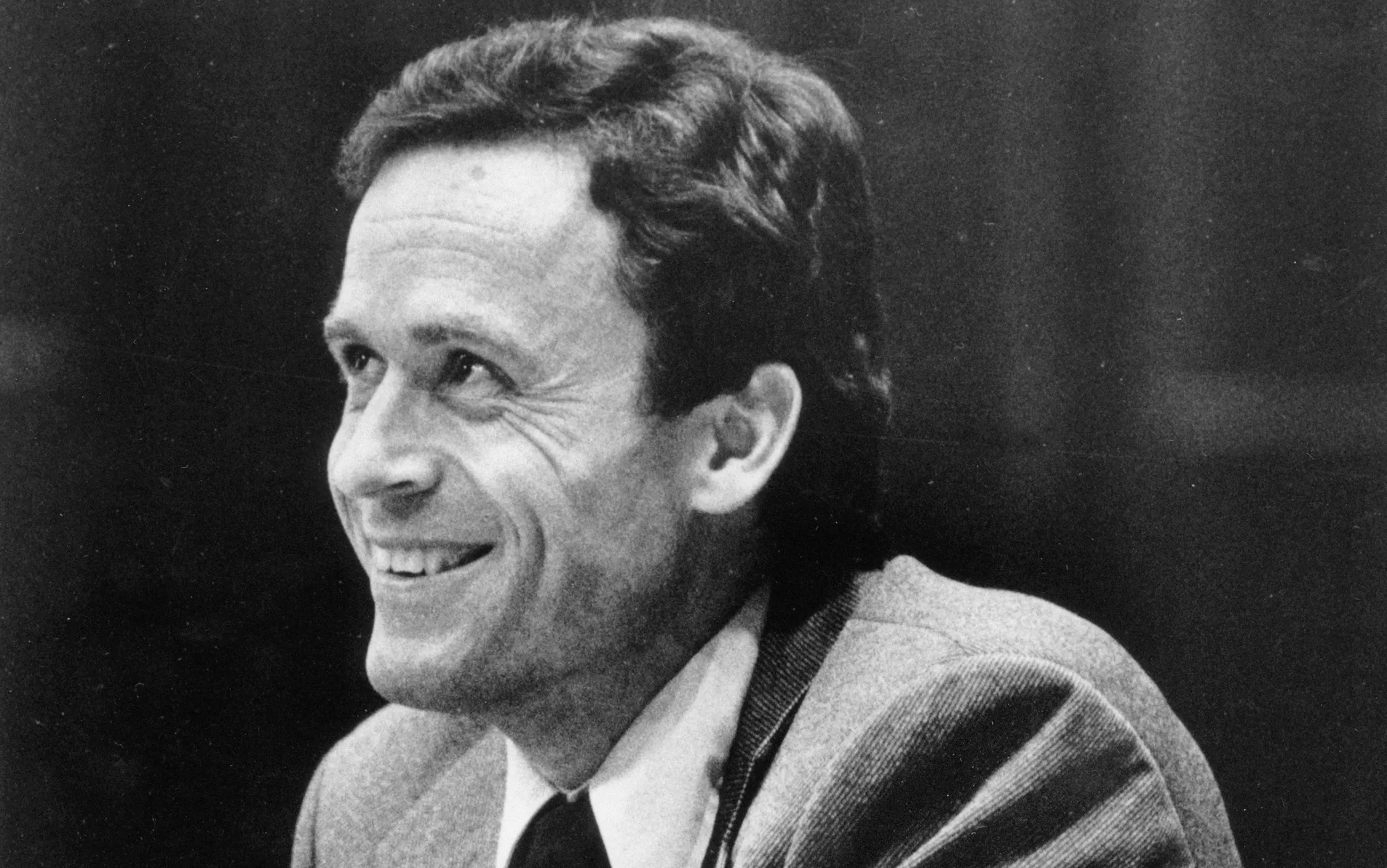 Ted Bundy 27. juunil 1979. aastal kohtus kahe naise mõrva eest, mille ta pani toime 15. jaanuaril 1978. Oma loo räägib naine, kes pääses sellest samast rünnakust eluga.