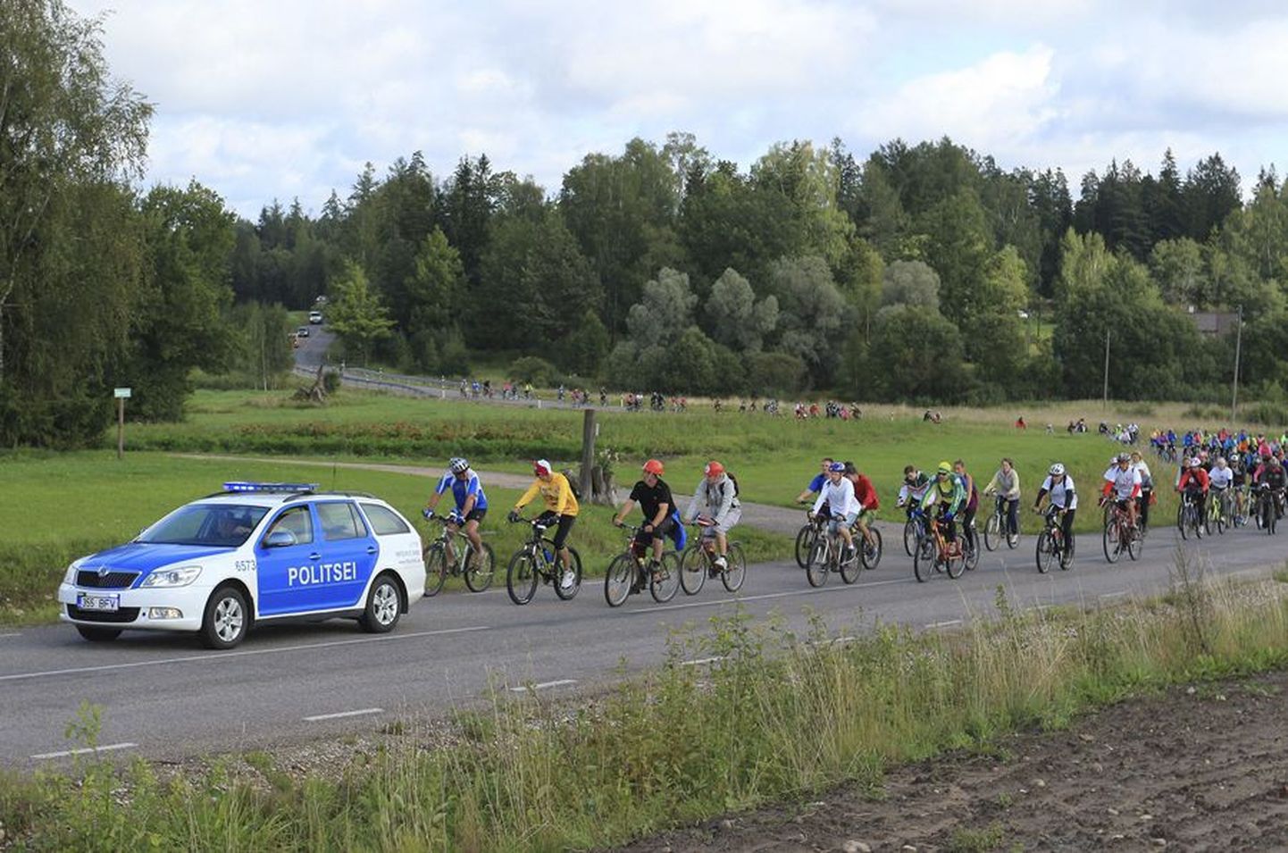 Balti keti aastapäeva auks matkavaid rattureid hoidis Lilli piiripunktini mõõdukas tempos liikumas Eesti politsei.