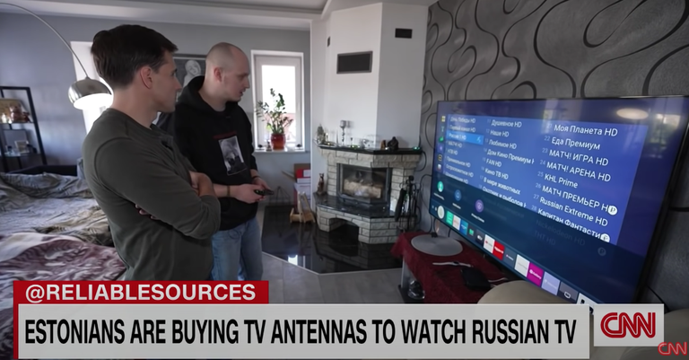Narva elanik Ilja näitamas CNN-ile, milliseid Vene telekanaleid ta saab kodus vaadata.