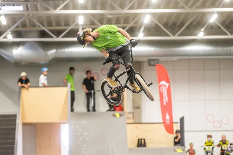 Risto Raal teeb õhus saltot BMX-rattal