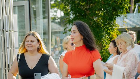 ATRODI SEVI! ⟩ Kolorīta publika pulcējas uz Semjona Sļepakova solo vakaru: "Laima Rendezvous Jūrmala" otrā diena