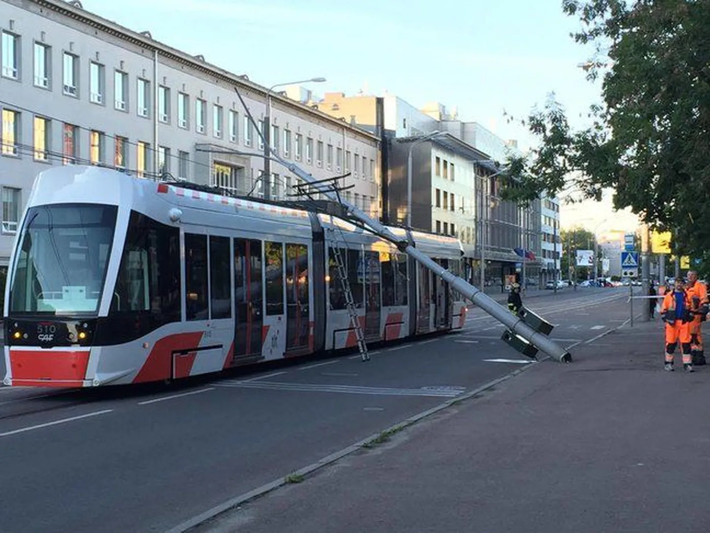 Фонарный столб упал на трамвай около Таллиннского университета.