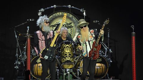 Eile lõi lauluväljakul puusse sisse välk, täna müristab seal ZZ Top