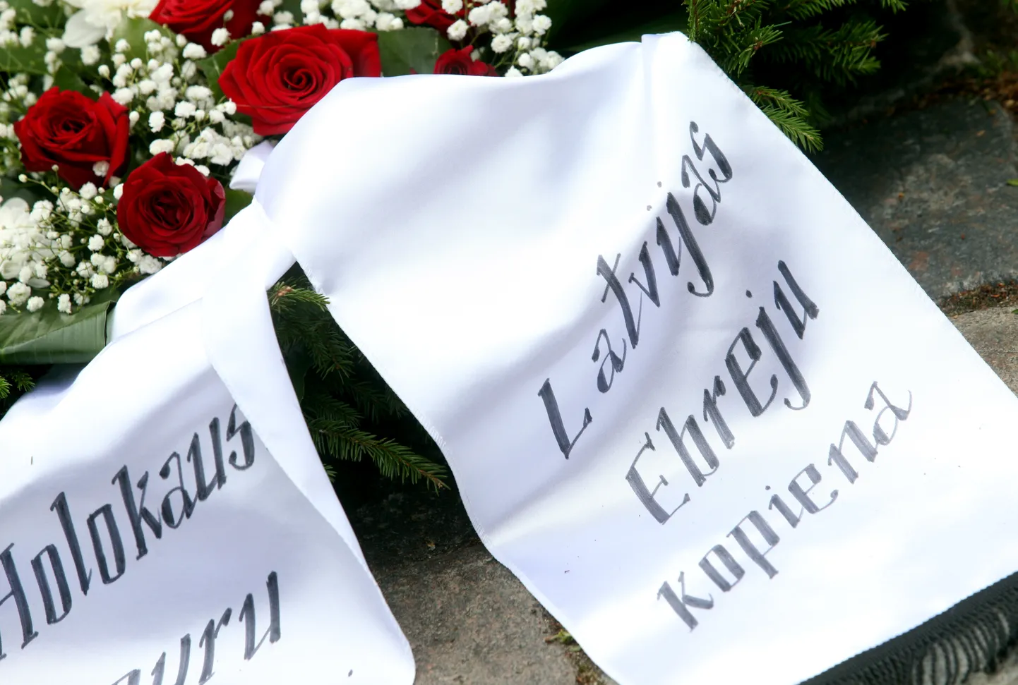 Holokausta upuru memoriālā Gogoļa ielā notiek Ebreju tautas genocīda upuru piemiņas dienai veltīts pasākums.