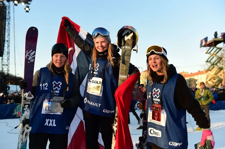 Oslo X-mängude Big Airi võistluse esikolmik Johanne Killi (vasakult), Tiril Sjåstad Christiansen and Emma Dahlström
