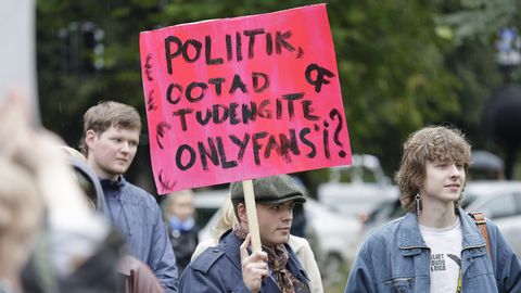 GALERII ⟩ Tudengid protestisid selle vastu, et peavad õpingute kõrvalt tööl käima