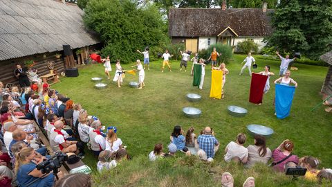 GALERII ⟩ August Teppo kodukohas etendus hoogne suvelavastus ja kõlas lõõtsamuusika
