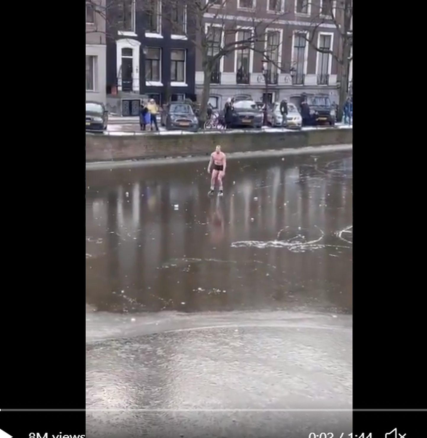 Mees uisutamas Hollandis Amsterdamis Keizersgrachti kanalil