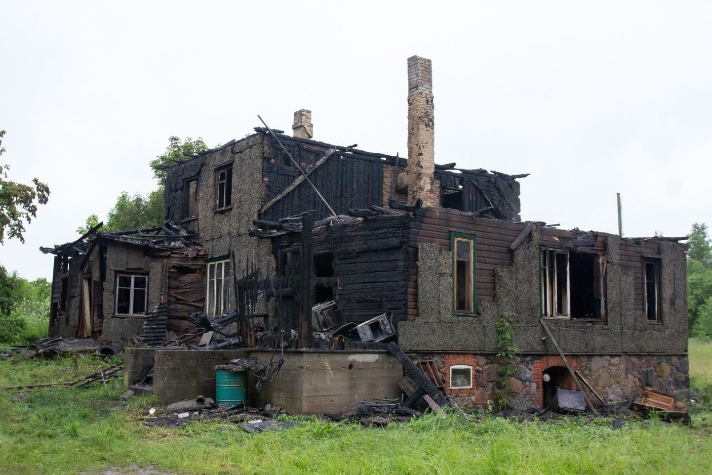 2015. aasta juunis hukkus sama Univere külas asuva maja põlengu käigus 48-aastane Arturs, kes seal tol hetkel sees elas. 