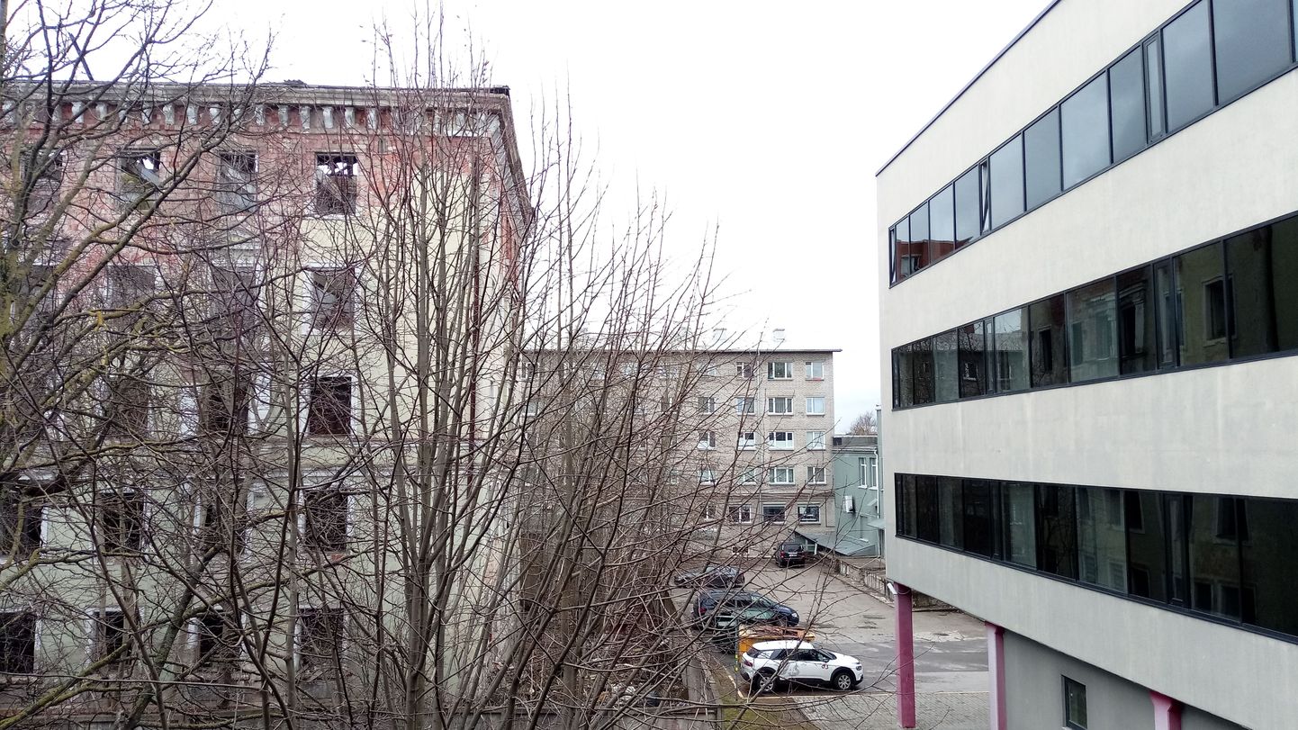 Заброшенное здание общежития на ул. Космонауди в Нарве рядом с офисно-торговым центром Kerese Keskus.