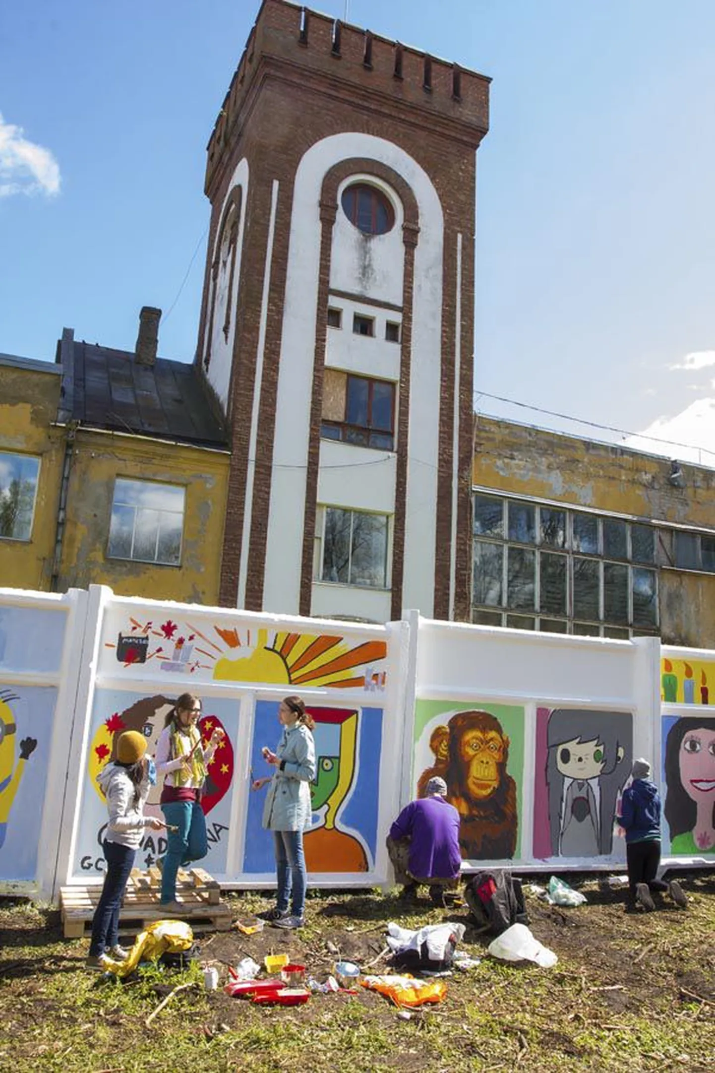 90 joonistajat katsid nädalavahetusel endise Viljandi tikuvabriku müüri 72 teosega.