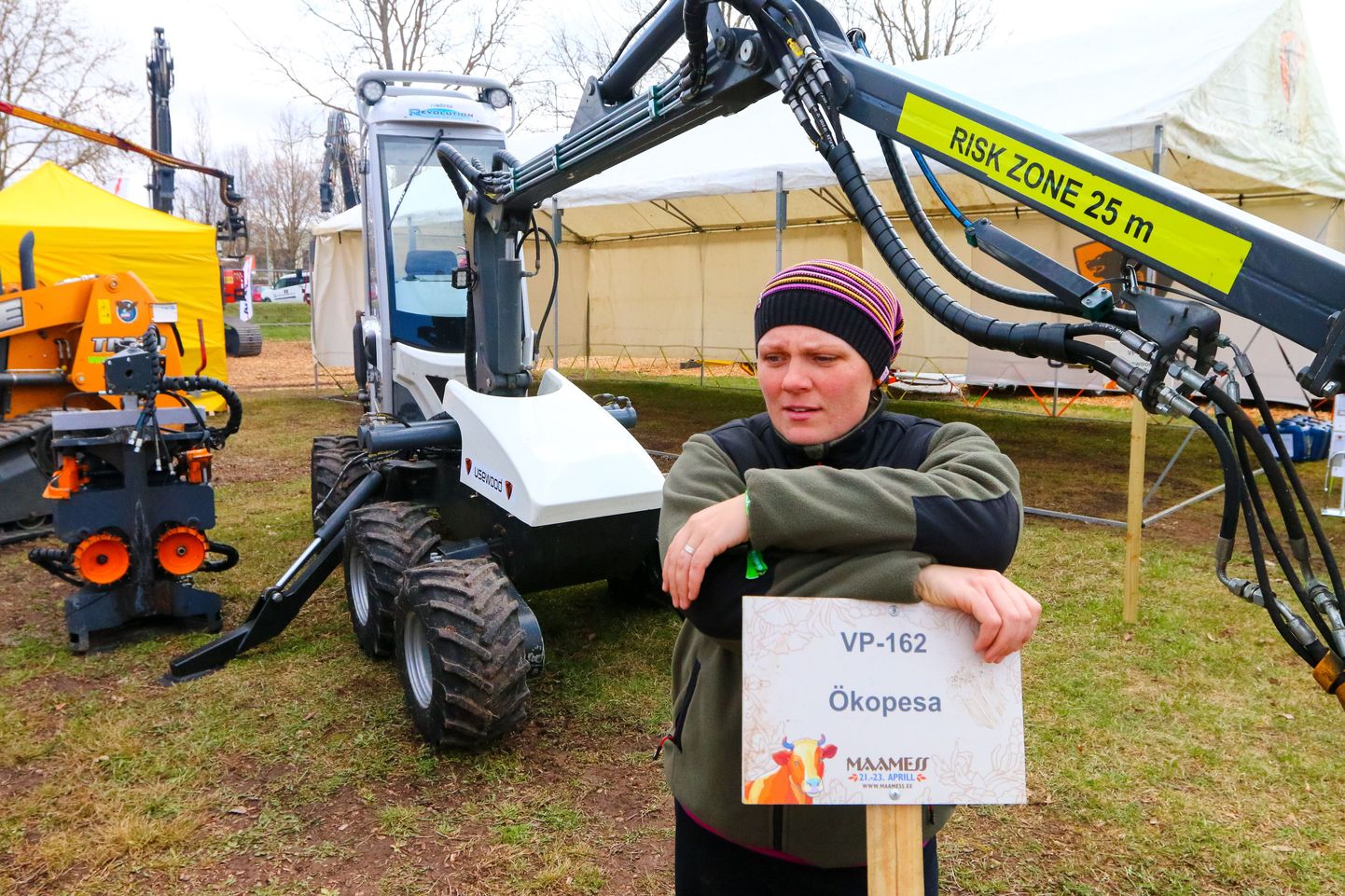 „Igal õigel eesti naisel peab olema korralik saag ja punane traktor,” räägib naerusuine OÜ Ökopesa omanik Triin Peips.