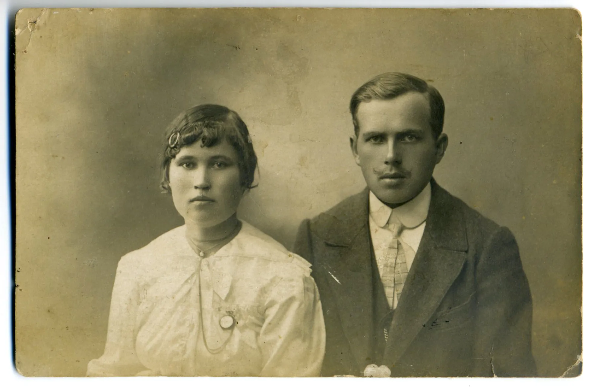 Rosalie ja August Raudsepp Luuga linna piltniku V. Zemljanski ateljees 1926. või 1927. aastal. Ka see võib olla pulmapilt. Rosalie ja August on Tartumaalt aastatel 1860 kuni 1870 Taga-Peipsi aladele välja rännanud eestlaste järeltulijad. Nad elasid terve elu eestlaste külas Antonovkas, kasvatasid üles viis last ja on maetud eestlaste surnuaiale sealsamas lähedal.