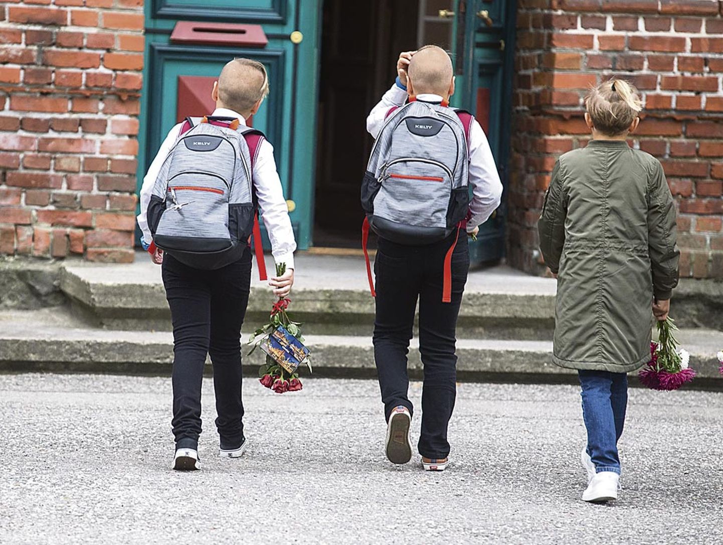 Kuigi kõik osalised kinnitavad, et toetavad laste võimalust käia teisest omavalitsusest Pärnus põhikoolis, ei tagata seda õigust sugugi kõigile.