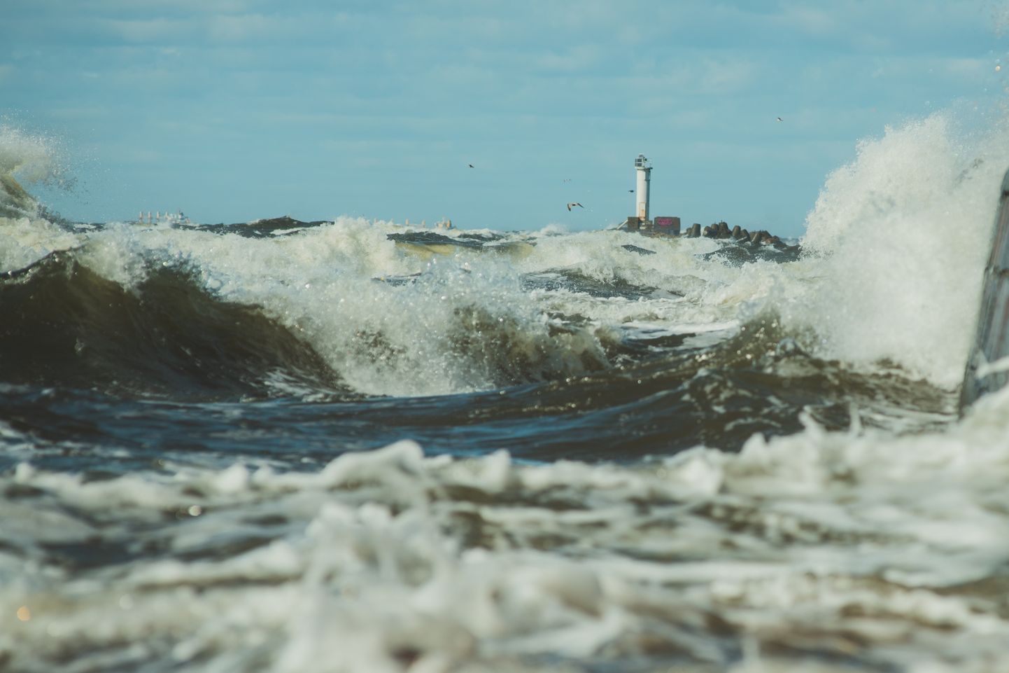 Foto: Mutuļojoša jūra pie Bolderājas