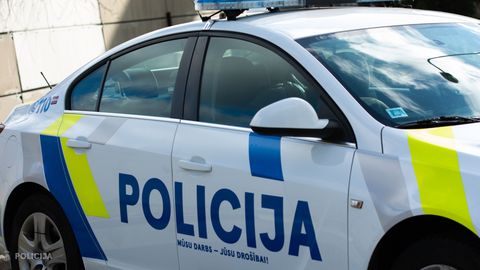 Latgalē no pagalma nozagtu automašīnu atrod avarējušu aptuve