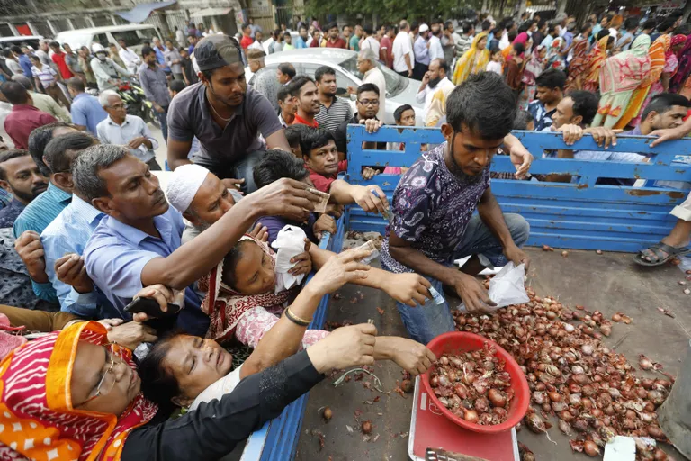 Inimesed trügimas Bangladeshi pealinnas Dhakas, et osta valitsuse subsideeritud sibulat.
