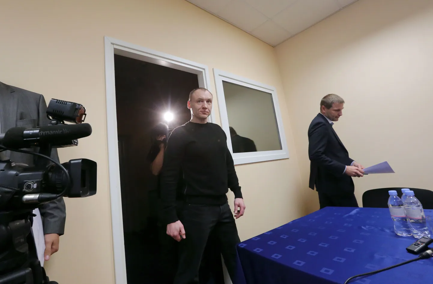 Kaitsepolitseinik Eston Kohver vahetati riigireetur Aleksei Dresseni vastu välja. Sel puhul toimus kaitsepolitsei Lõuna osakonnas pressikonverents Eston Kohveri, EV siseministri Hanno Pevkuri, kaitsepolitsei peadirektori Arnold Sinisalu ja kaitsepolitsei peadirektori asetäitja Martin Arpo osalusel.