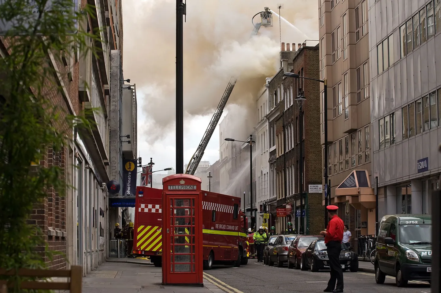 Londonis Sohos möllab kontorihoones suur tulekahju.