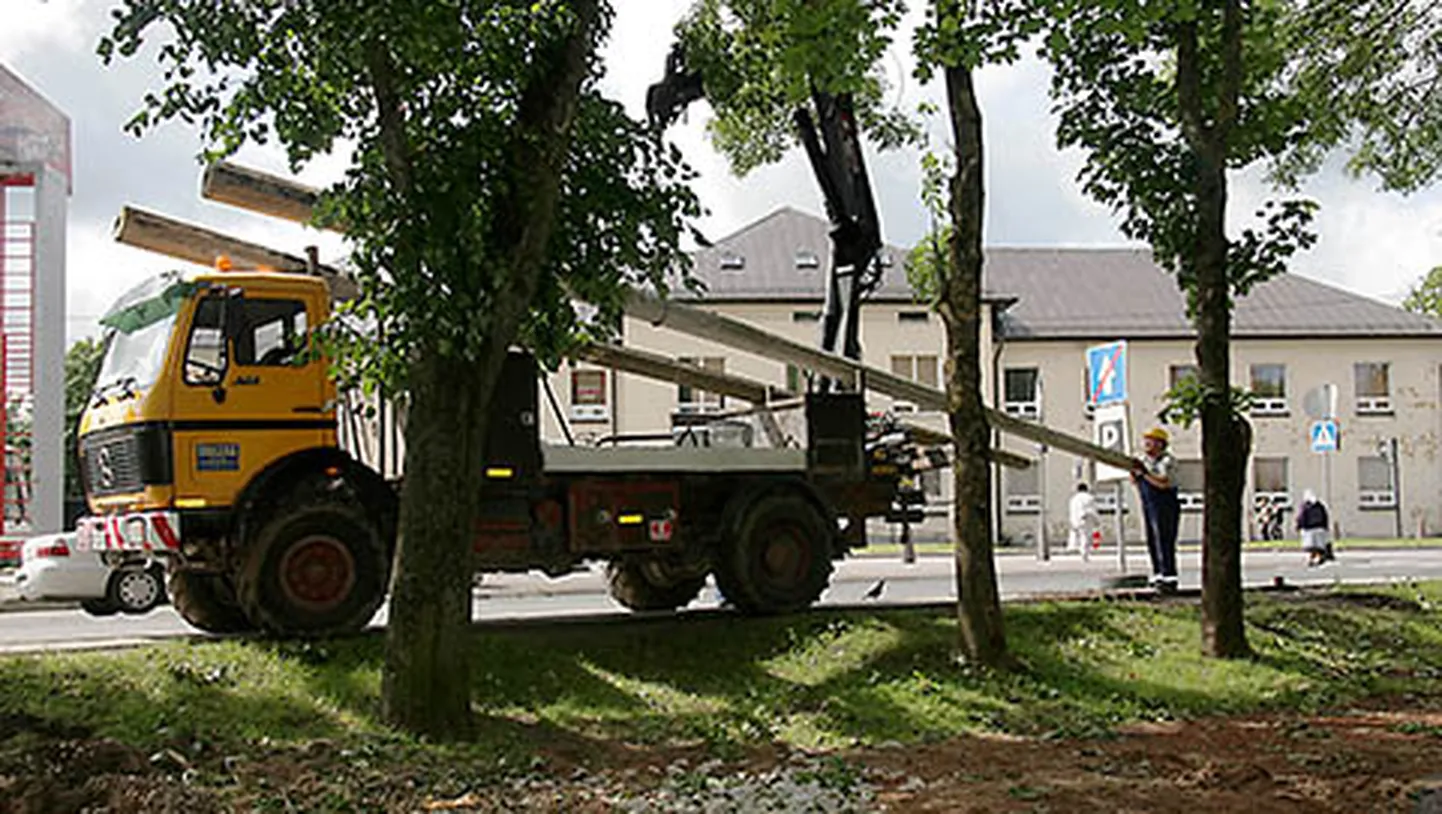 Aastal 2009, kui algas Jõhvi promenaadi ehitamine, vahetati siin välja ka tänavavalgustus. Need laternad uue valgustusprojekti alla ei lähe, sest vahetatavad valgustid peavad olema vanemad kui 5 aastat.