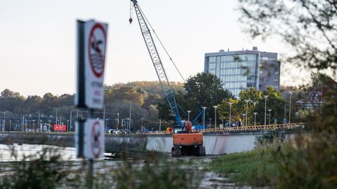 Tallinna Vesi püstitas Pirita tee äärde sademevee süsteemi remondiks kraana