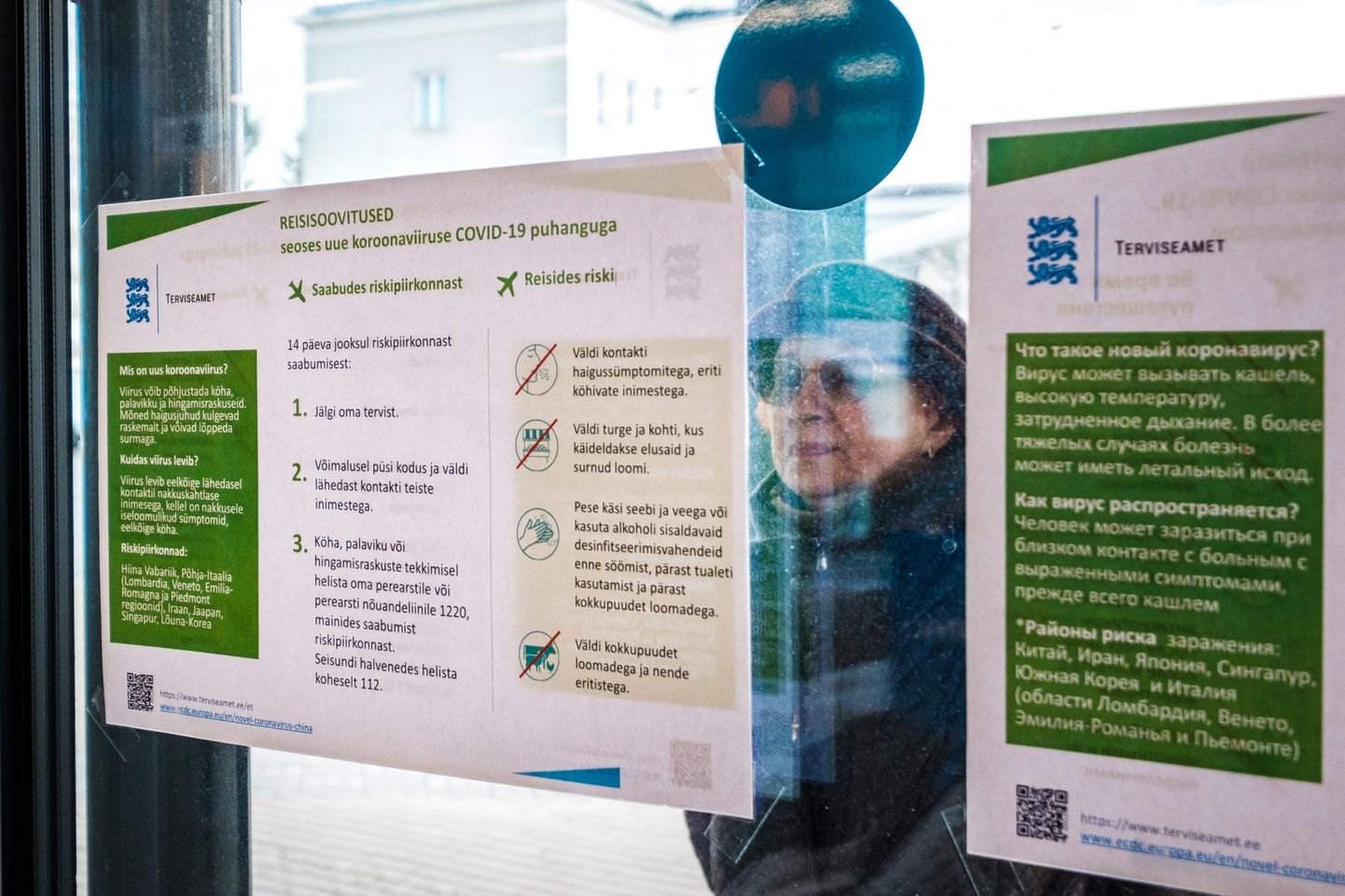 Pärnu bussijaama pandi eile ües Terviseameti käitumisjuhised eesti, vene ja inglise keeles.