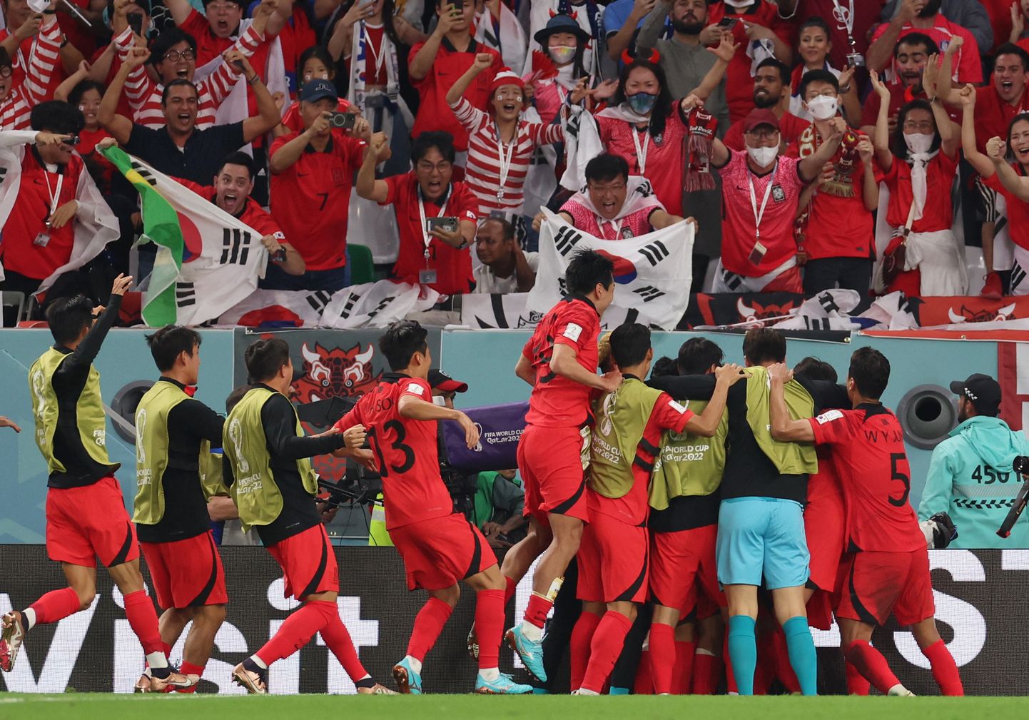 Lõuna-Korea mängijad väravat tähistamas.