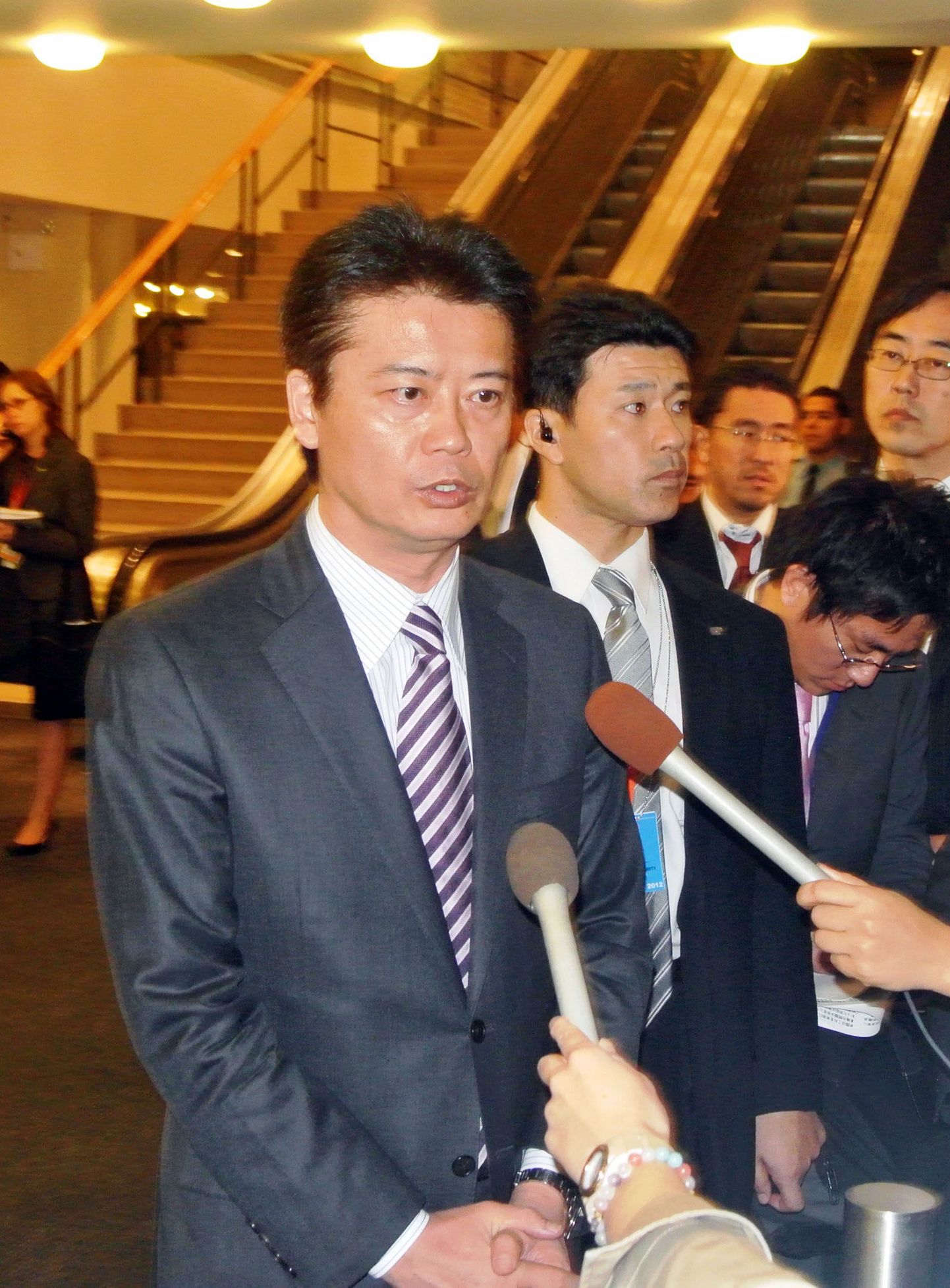 Jaapani välisminister Koichiro Gemba vastab ajakirjanike küsimustele.