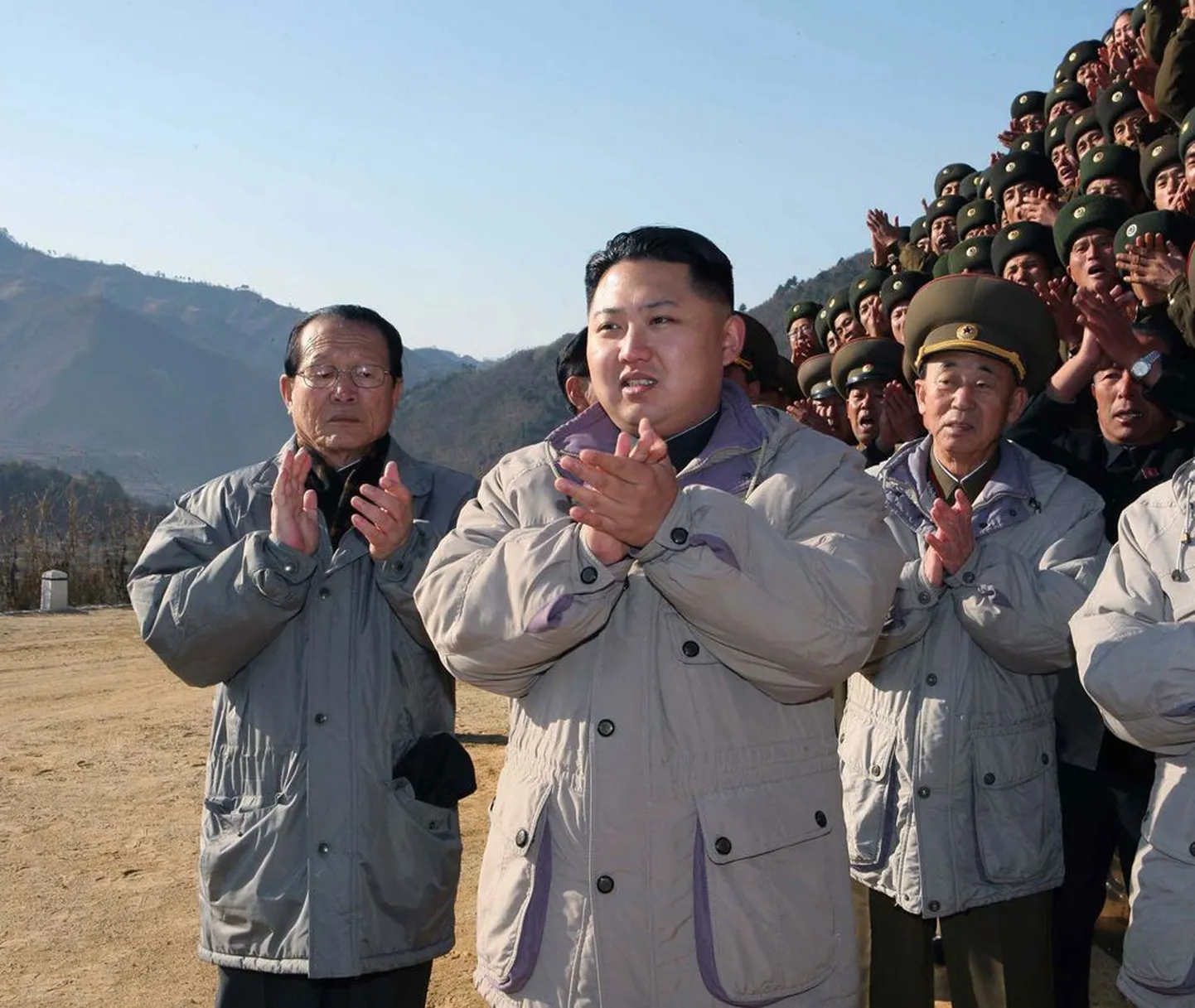 Kim Jong-un kontrollimas uue elektrijaama rajamist.