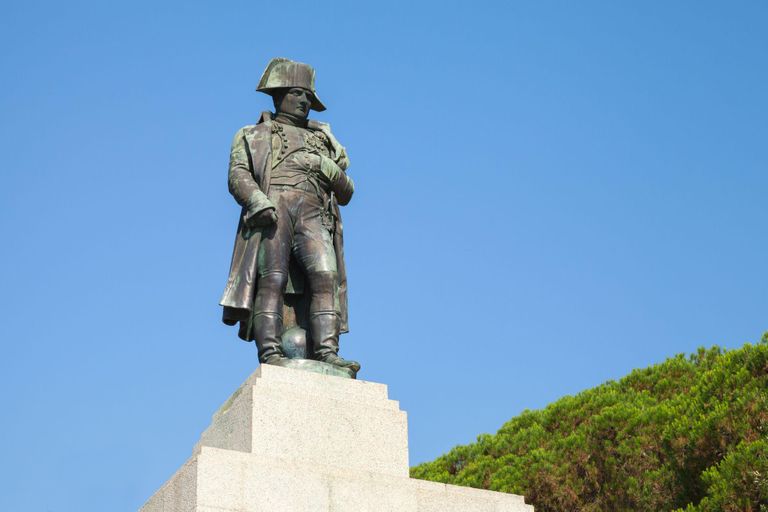 Статуя Наполеона на Корсике.