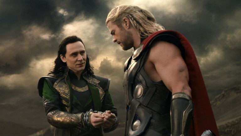 Tom Hiddleston ja Chris Hemsworth filmis Thor