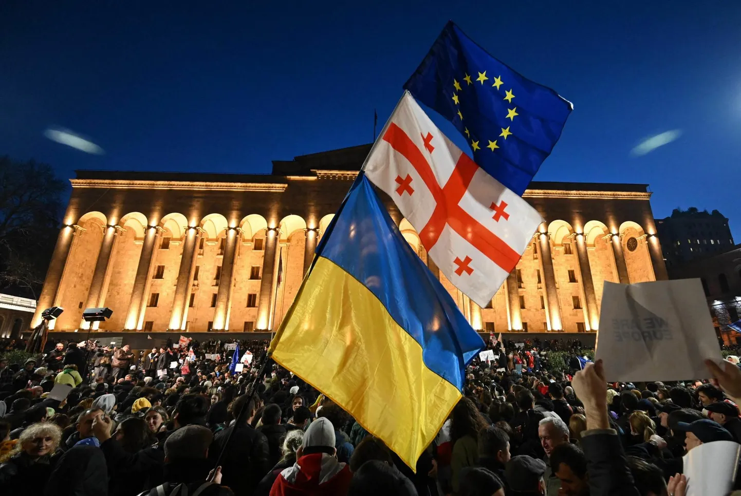 Gruusia, Ukraina ja Euroopa lipud kolmapäeval Gruusia opositsiooni ja kodanikuühiskonna rühmade kokku kutsutud meeleavaldusel Gruusia parlamendi ees Thbilisis.