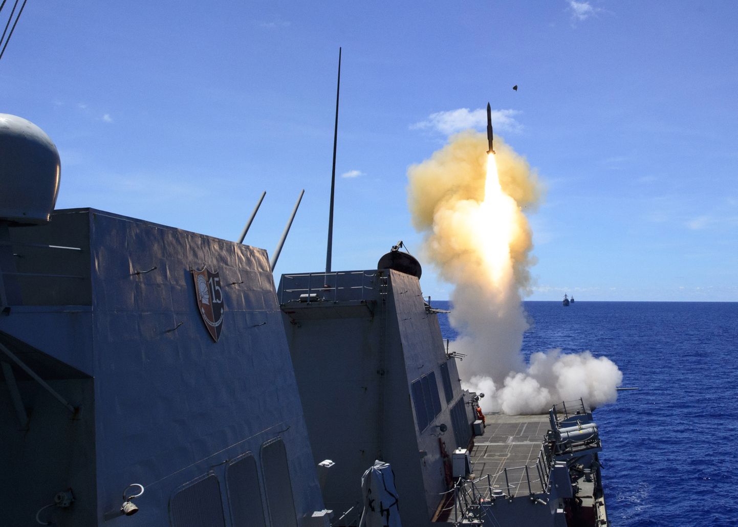 Raketi tulistamine USS Mustinilt.