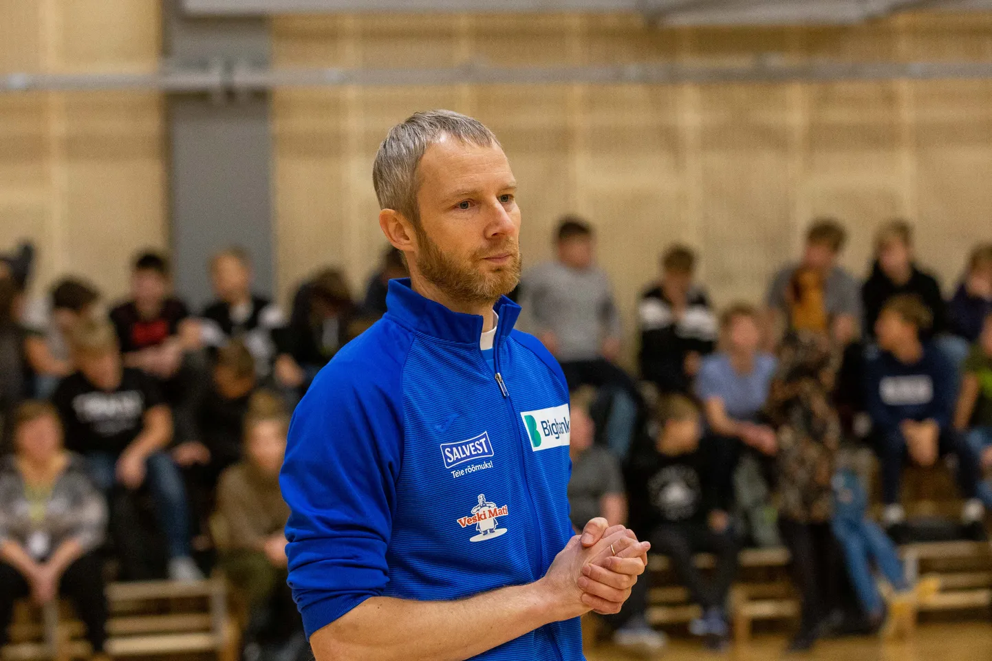 Kert Toobal Eesti võrkpalliföderatsiooni näidistunnis Paide Hillar Hanssoo põhikooli õpilastele.