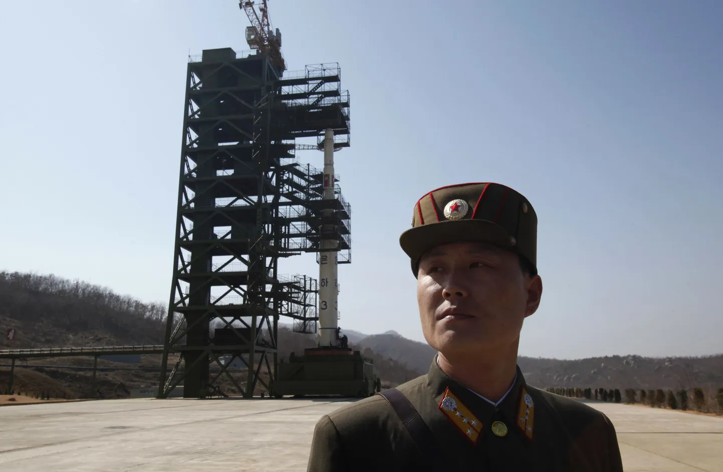 Põhja-Korea sõdur seisab raketi Unha-3 stardiplatvormi lähistel.
