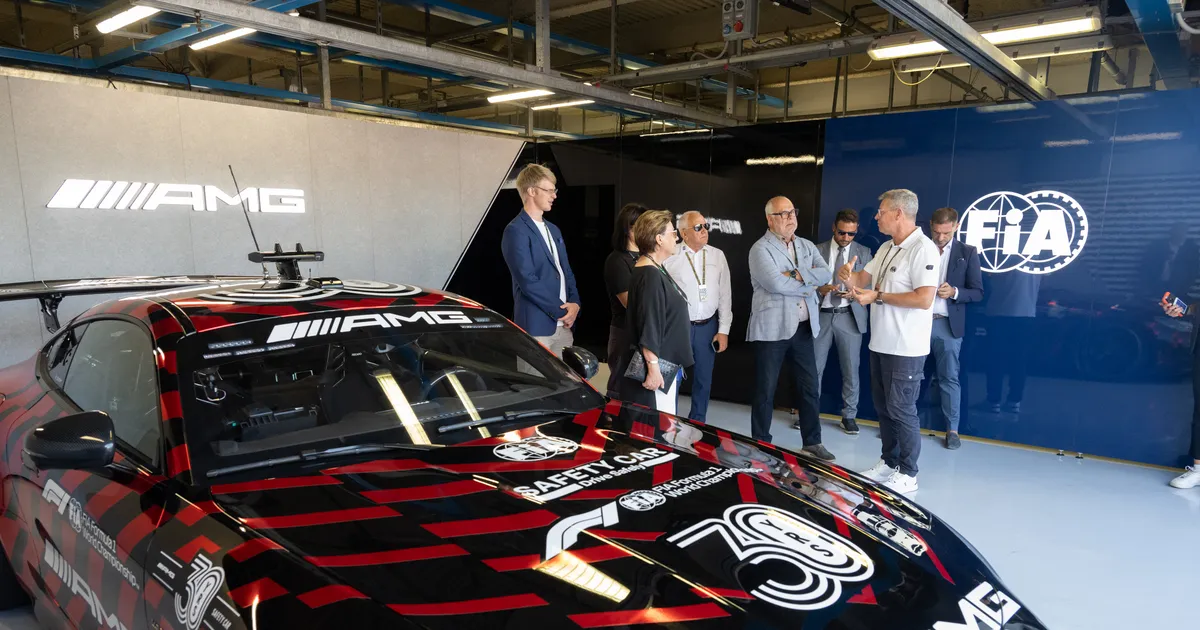 GALERII ⟩ Alar Karis istus F1 etapil väga erilisse autosse, mis pälvis ka FIA presidendi tähelepanu