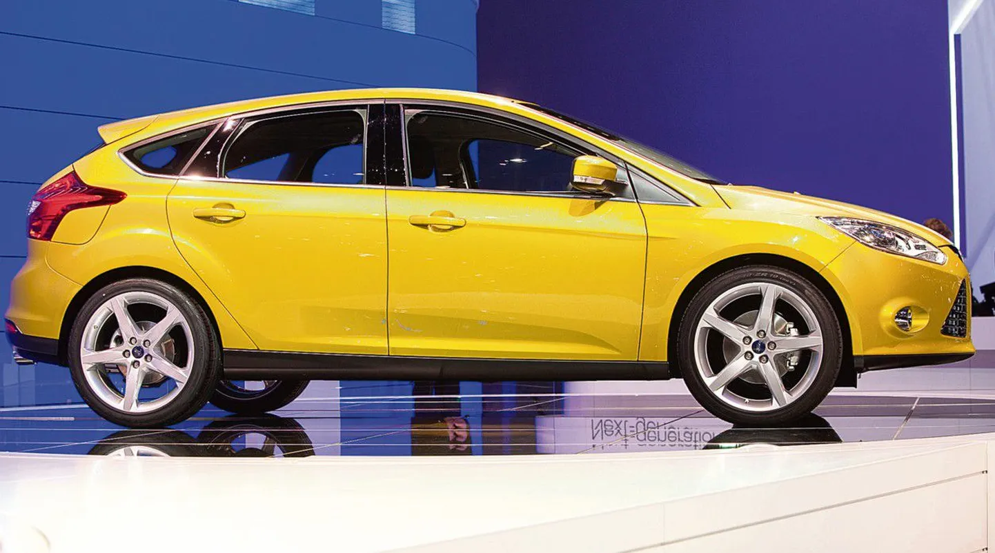 Ford Focus. Tänavuse näituse kaugeltki mitte kalleim, suurim, võimsaim ega muidu ülim, kuid siiski olulisim auto – uus Ford Focus. Esimest korda nägi maailm universaalkerega uut Focust ja oma Euroopa-debüüdi tegi luukpäramudel.