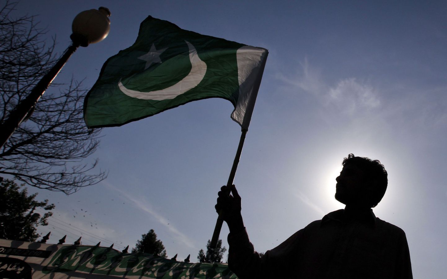 Mees Pakistani lipuga. Pilt on illustratiivne
