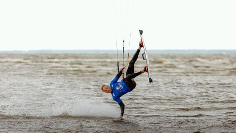 GALERII ⟩ Lohesurfi avavõistlus meelitas Pärnu randa poolsada adrenaliinijanulist