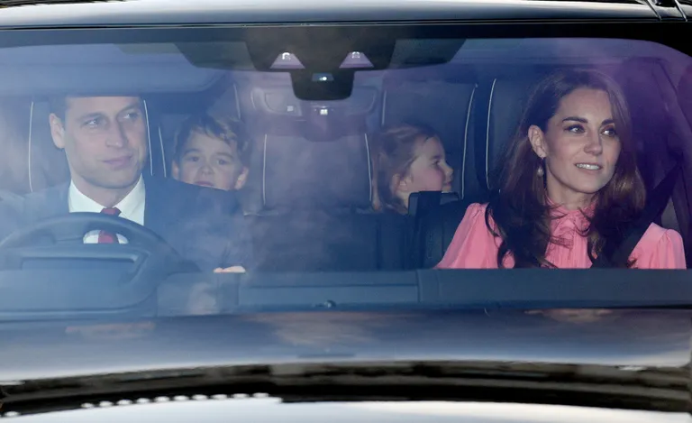 Buckinghami palees toimus kuninganna Elizabeth II traditsiooniline jõululõuna. Kohal olid ka prints William, tema abikaasa Kate ja lapsed prints George ja printsess Charlotte.