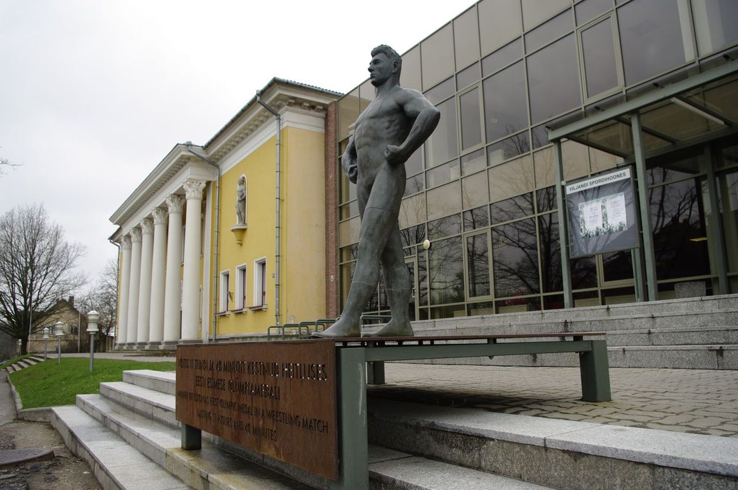 Eesti esimese tõelise olümpiasangari Martin Kleini mälestussammas seisab Viljandi spordihoone ees.