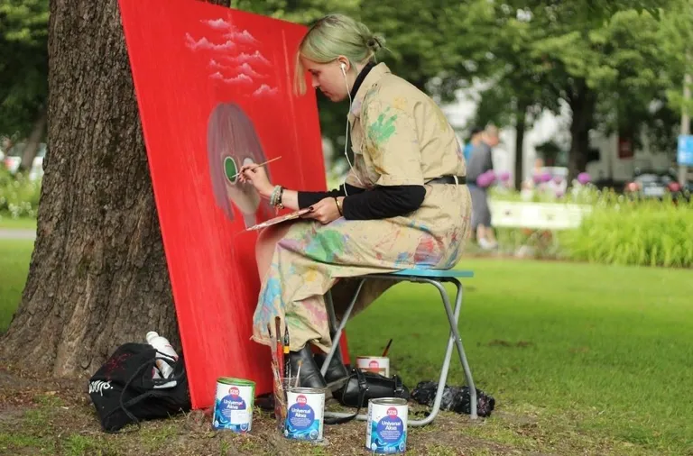 Pärnu tänavaartistide festival WALK puhub Pärnu vanalinna laupäeval elu sisse.