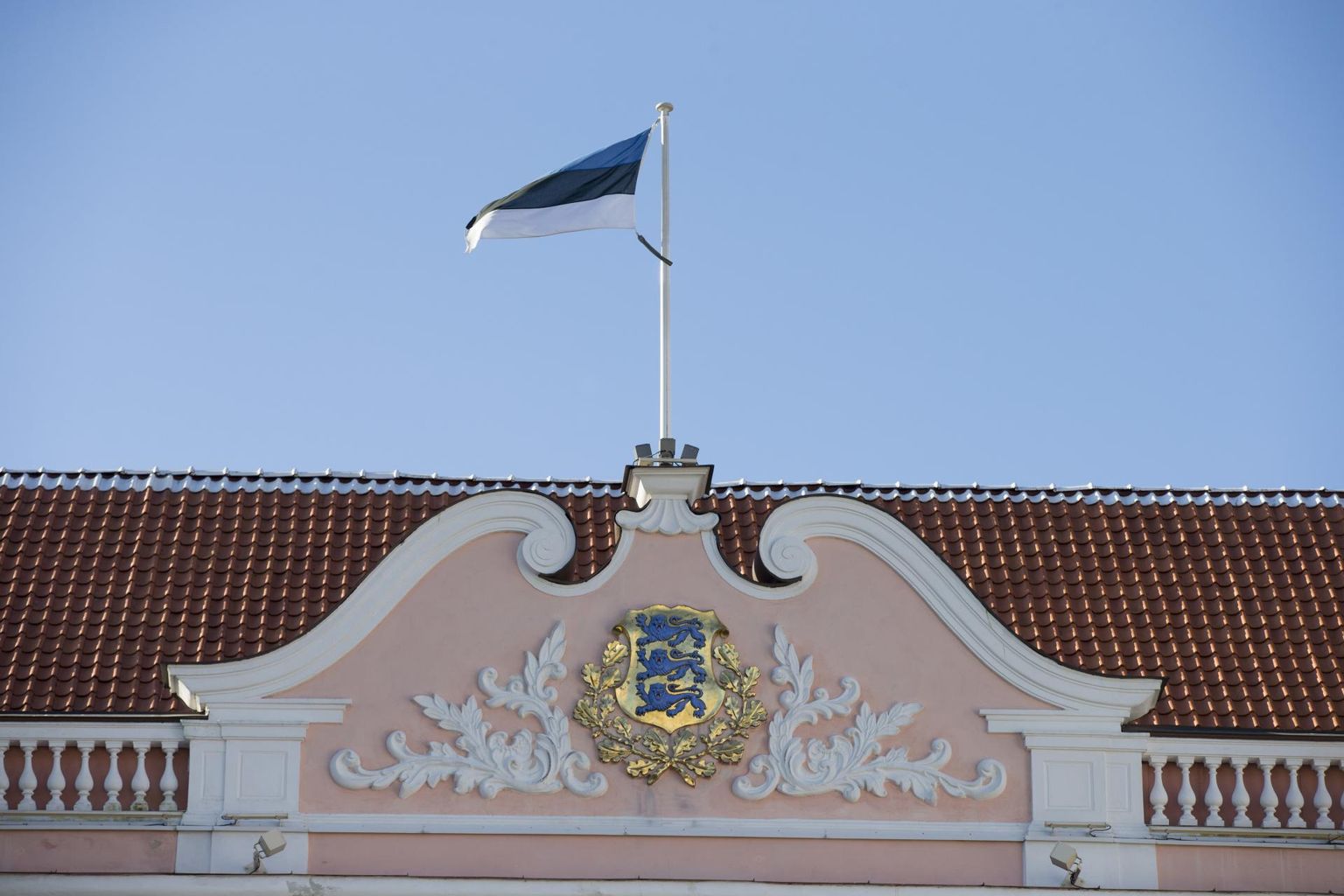 Toompea lossis astus eile ametisse riigikogu XIV koosseis. Nad valisid riigikogu esimehe ja kaks aseesimeest ning kuulasid ära Jüri Ratase avalduse valitsuse tagasi astumisest.