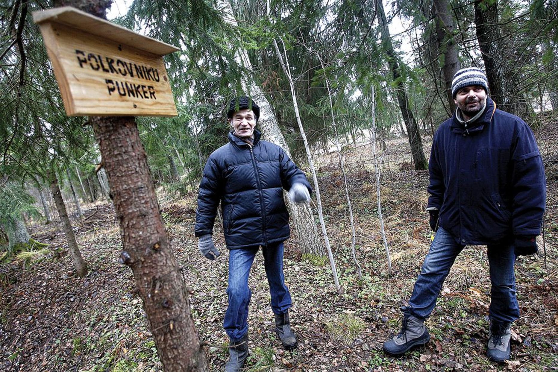 Taluperemees Väino Karo (vasakul) ja metsanduskonsulent Rünno Viir kunagise polkovniku punkri juures.