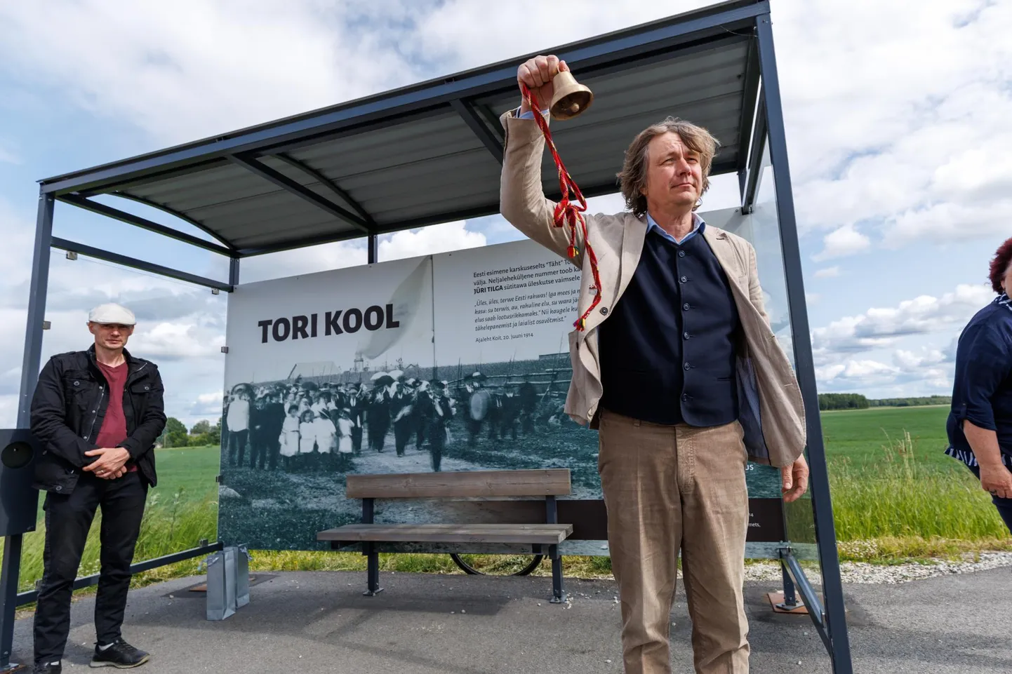 Tori kooli alevikusuunalise ootekoja seina katab 1914. aastal tehtud foto Eesti esimese karskusseltsi Täht 25. aastapäeva pidulikust rongkäigust kõnekoosolekule Tori riigimõisa kaasikusse.